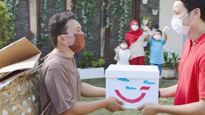 Seorang pria membagikan bantuan untuk yang membutuhkan